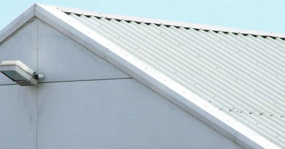 Helles Dachtrapezblech auf einer Halle verlegt. Kostengünstig und schnell verlegt. Hallendach mit Dachtrapezblech T-18DR/1100 mit 0,63 mm Materialstärke