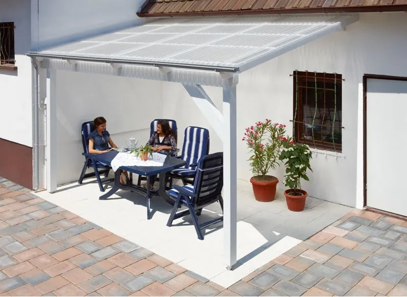 Wellplatten - Terrasse mit einem Lichtplatten Dach. Verbaut sind Lichtplatten aus PMMA mit einer Wabenstruktur Wellplatten - Dach mit einer Dacheindeckung aus Lichtplatten in klarer Ausführung