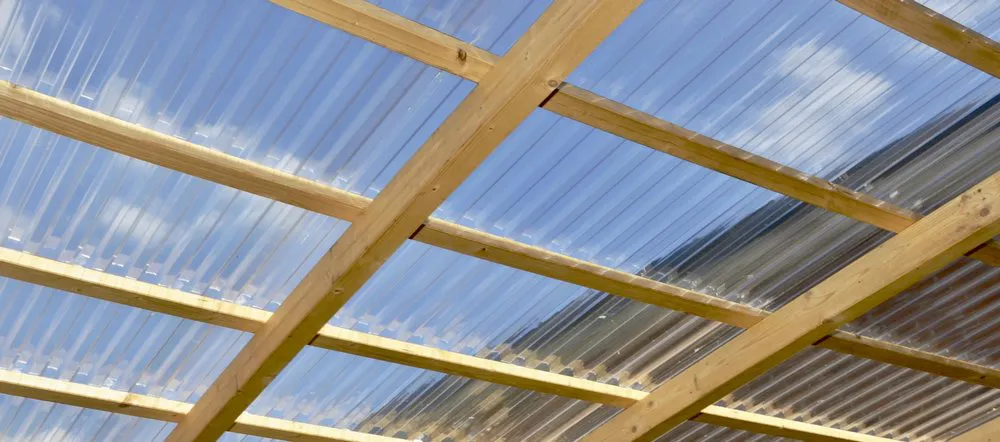Dach mit einer durchsichtigen Dacheindeckung aus PVC Lichtplatten.