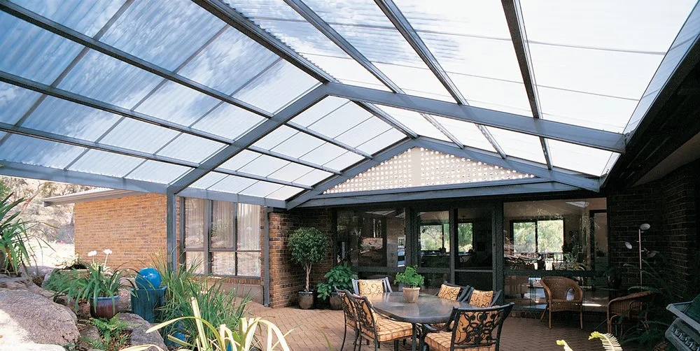 Gewächshaus mit Dach aus Lichtplatten PVC im SPW-Profil und in klarer Ausführung.