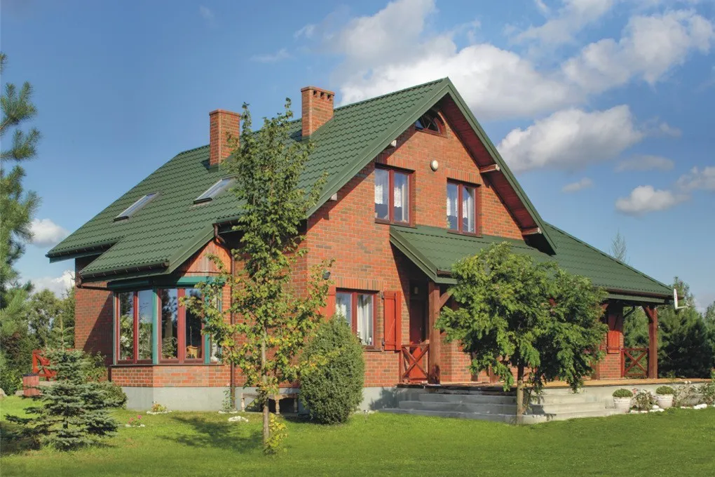 Einfamilienhaus mit grüner Dacheindeckung aus Pfannenblech Szafir.