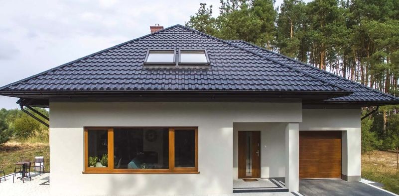 Pfannenblech Arad Optima auf einem Bungalow. Hier in Anthrazit RAL7016.