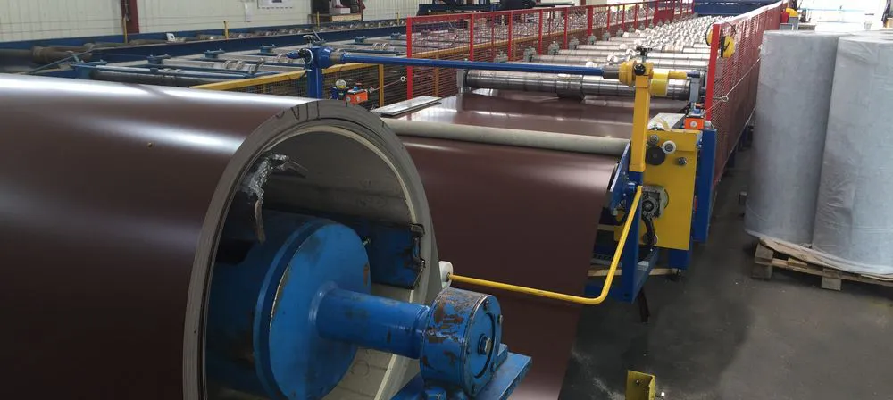 Rollformer mit aufgespanntem Stahlcoil zur Produktion von Pfannenblech im Endlosprofil
