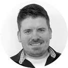 Wenn Sie Fragen zum Pfannenblech Szafir haben, steht Ihnen unser Mitarbeiter gern zur Verfügung. Bild eines Mitarbeiters unseres kompetenten Teams. Er berät Sie gern zu Fragen rund um das Pfannenblech Szafir.