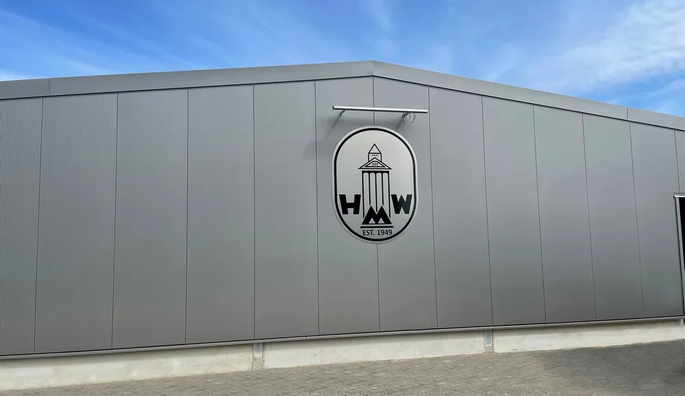 Sandwichplatten als Außenverkleidung einer Halle in RAL9007 Graualuminium Halle mit einer Verkleidung aus Sandwichplatten mit ISO-Kern zur Isolierung