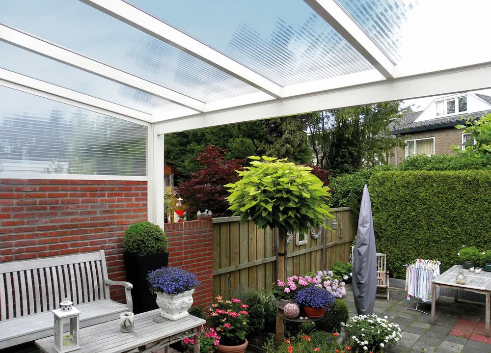 Terrassenüberdachung mit einer Eindeckung aus Stegplatten des Typs Stegplatte Polycarbonat 16 mm mit Breitkammer - klar - Breite 980 mm. Optisch ansprechend durch eine extra breite Kammer Terrassenüberdachung mit einer Überdachung aus Stegplatte Polycarbonat 16 mm mit Breitkammer - klar - Breite 980 mm
