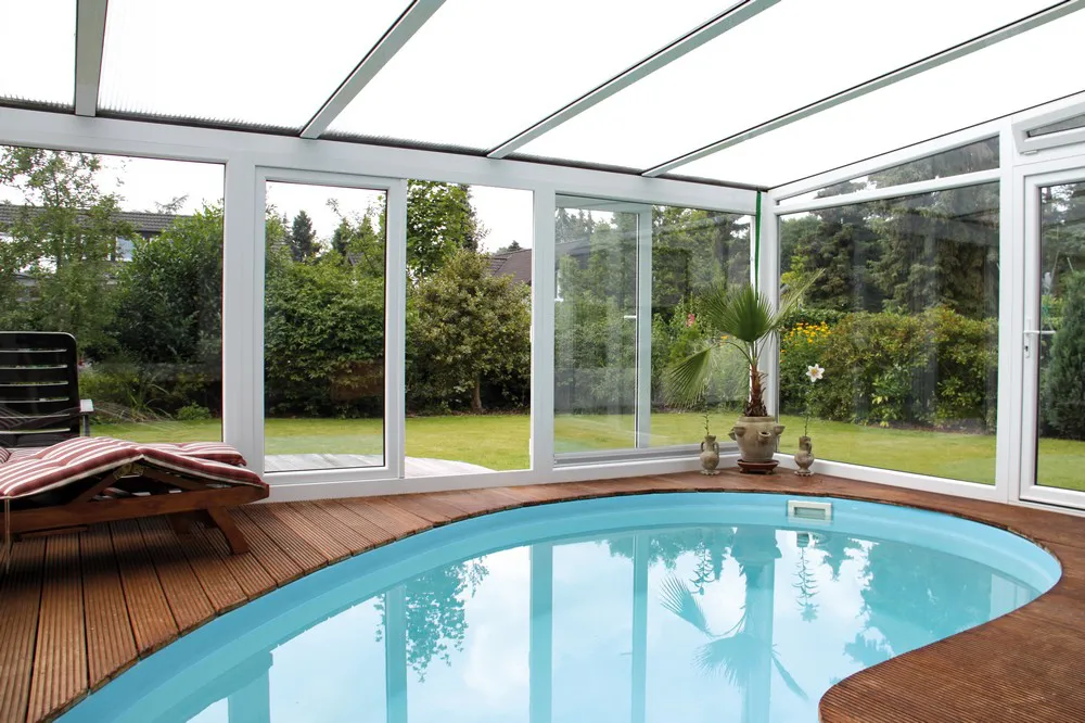 Terrassenüberdachungen mit Stegplatte Polycarbonat 16 mm - opal - Breite 980 mm sind ein optischer Blickfang. Bei Verwendung eines Aluminium-Verlegesystem schützen diese Platten vor Regen. Terrassendach mit Stegplatte Polycarbonat 16 mm - opal - Breite 980 mm in Verbindung mit einem Aluminium-Verlegesystem überdacht.