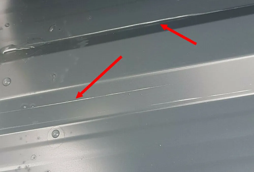 Trapezblech Oberfläche mit Kratzern im Lack