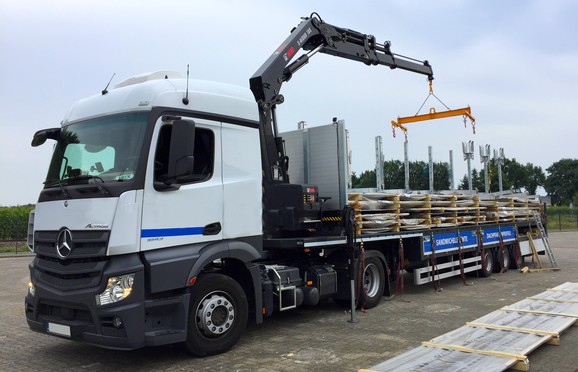 LKW zur Lieferung von Trapezblech - ausgestattet mit Kran