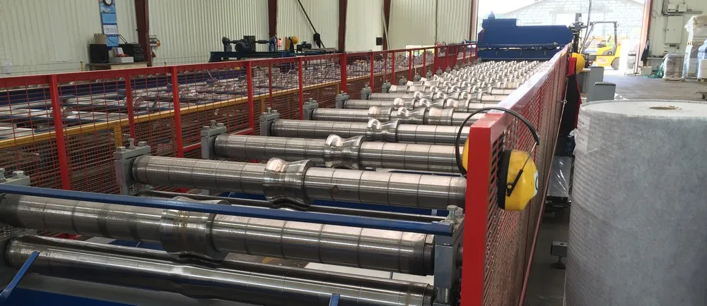 Rollformer zur Produktion von Trapezblech. Sie können hier Trapezblech auf Wunschmaß kaufen. Die Produktion erfolgt mit einem Rollformer. Erbringt das Stahlblech in Trapezform und längt dieses dann zentimetergenau ab.