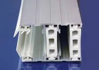 Verlegeschienen für Stegplatten in der Thermo-Ausführung mit zwei Kunststoffabstandhaltern.