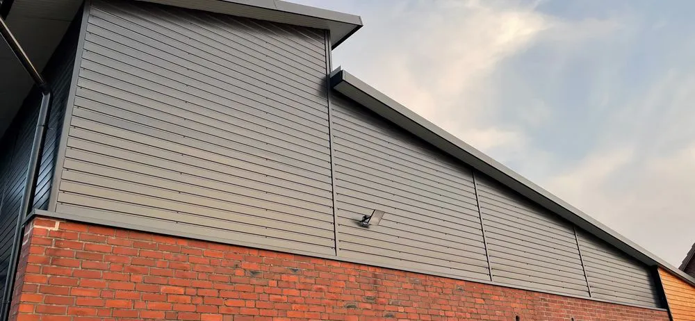 Auch im industriellen Bereich kommt Wandblech zum Einsatz. So lassen sich mit Wandblechen große Flächen innerhalb kürzester Zeit relativ kostengünstig verkleiden. Wand mit Wandblech verkleidet.