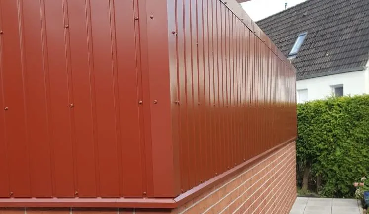 Kostengünstige Wandverkleidung mit Wandblech in RAL8012 Rotbraun. Terrassenumrandung aus Wandblech in RAL8012 Rotbraun