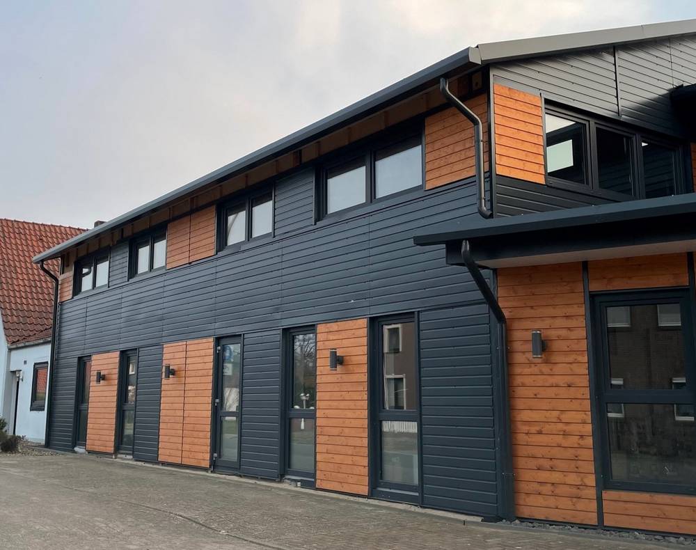 Fassade eines EDV-Systemhauses mit Anthrazit Wandblech T-7W