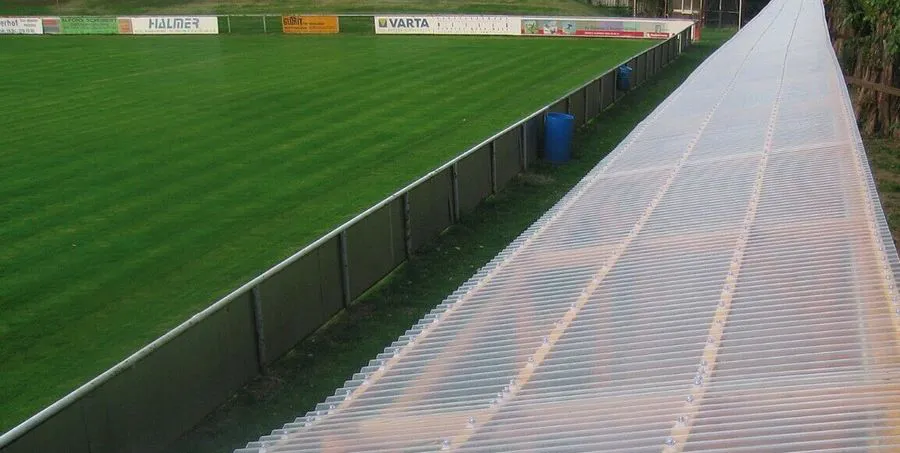 Tribüne in einem Fußballstadion. Eingedeckt mit Wellbahn Polyester.