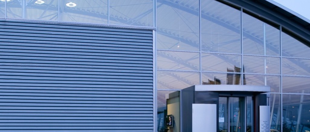 Fasse mit einer Verkleidung mit der Wellblechplatte W-25/1080. Hier in der Farbe RAL9007 Graualuminium.