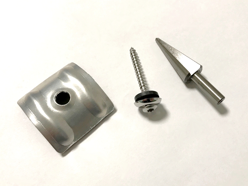 Befestigungsmaterial für Lichtplatten - hier Kalotte, Spenglerschraube und Kegelbohrer.