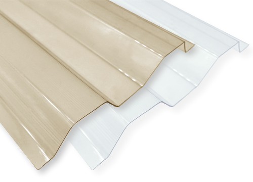 Lichtplatte aus Polycarbonat auf weißem Hintergrund. Wellplatten dieses Typs sind sehr Hagelbeständig.