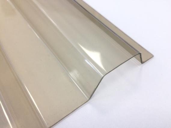 Widerstandsfähige Polycarbonat Lichtplatte mit einer Materialstärke von 1 mm und einer Nutzbreite von 1,064 m.