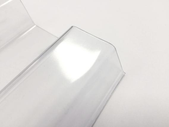 PET-Lichtplatte 70/18 Trapez 1,1 mm glatt - klar - von der Seite auf das Plattenende fotografiert