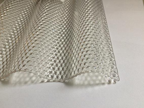 Polycarbonat Lichtplatte 76/18 Sinus mit ca. 2,6 mm Materialstärke. Hier in klarer Ausführung mit einseitiger Wabenstruktur