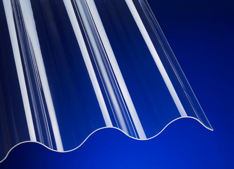 Lichtplatte 177/51 aus Acryl - ideal für Industrieanlagen. Hier in glasklar auf blauem Hintergrund