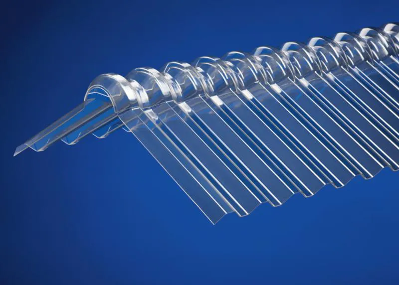 Firstabdeckung für Lichtplatten aus Acrylglas. Hier in klarer Ausführung mit einem Winkel von bis zu 45 Grad und Trapezprofil (Spundwand) Firstabdeckung für Lichtplatten aus Acrylglas. Hier in klarer Ausführung mit einem Winkel von bis zu 45 Grad und Trapezprofil (Spundwand)