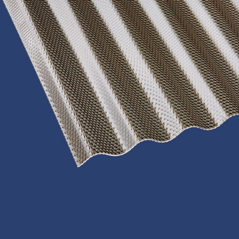 Lichtplatten in Bronze mit Wabenstruktur - gefertigt aus widerstandsfähigem Polycarbonat. Profil 76/18 Sinus (Welle). Lichtplatten in Bronze mit Wabenstruktur - gefertigt aus widerstandsfähigem Polycarbonat. Profil 76/18 Sinus (Welle).