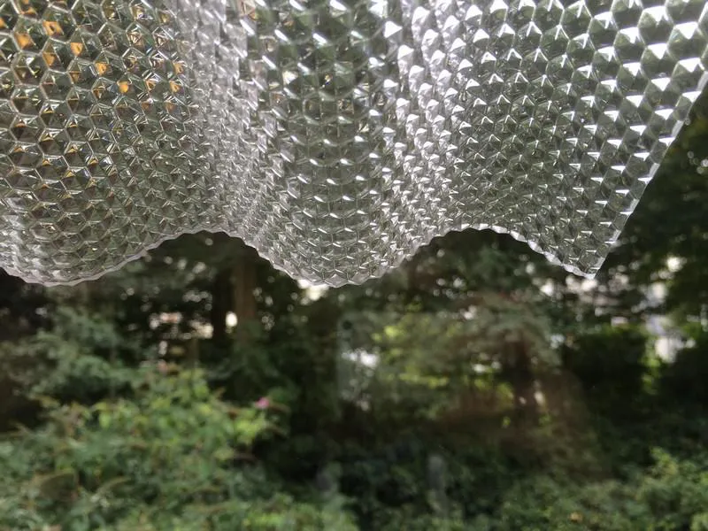 Beispiel einer klaren Lichtplatte im Profil 76/18 Sinus mit Wabenstruktur. Die Stärke beträgt 3 mm. Beispiel einer klaren Lichtplatte im Profil 76/18 Sinus mit Wabenstruktur. Die Stärke beträgt 3 mm.
