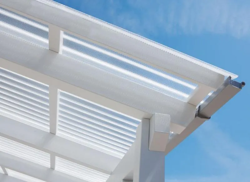 Terrassendach eingedeckt mit Lichtplatte 3 mm Acryl in farblos/klar mit Wabenstruktur. Unterkonstruktion weiß Terrassendach eingedeckt mit Lichtplatte 3 mm Acryl in farblos/klar mit Wabenstruktur. Unterkonstruktion weiß