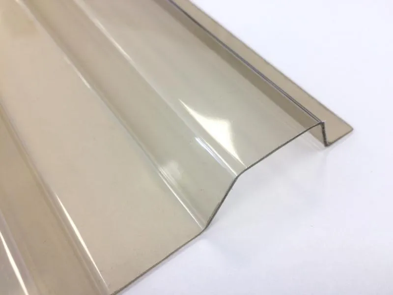 Widerstandsfähige Polycarbonat Lichtplatte mit einer Materialstärke von 1 mm und einer Nutzbreite von 1,064 m.