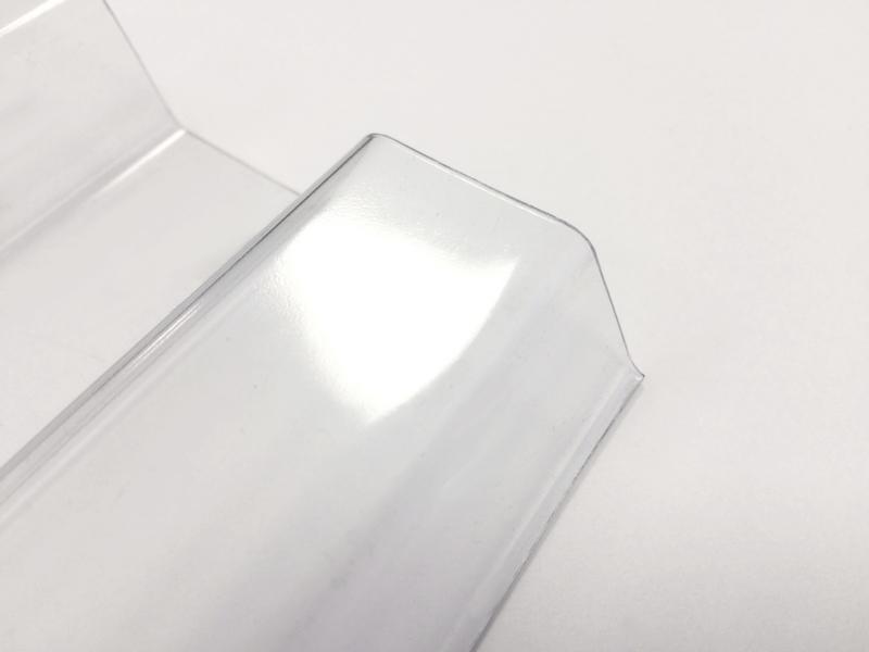 PET-Lichtplatte 70/18 Trapez 1,3 mm glatt - klar - von der Seite auf das Plattenende fotografiert