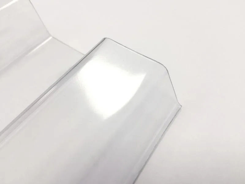 PET-Lichtplatte 70/18 Trapez 1,3 mm glatt - klar - von der Seite auf das Plattenende fotografiert