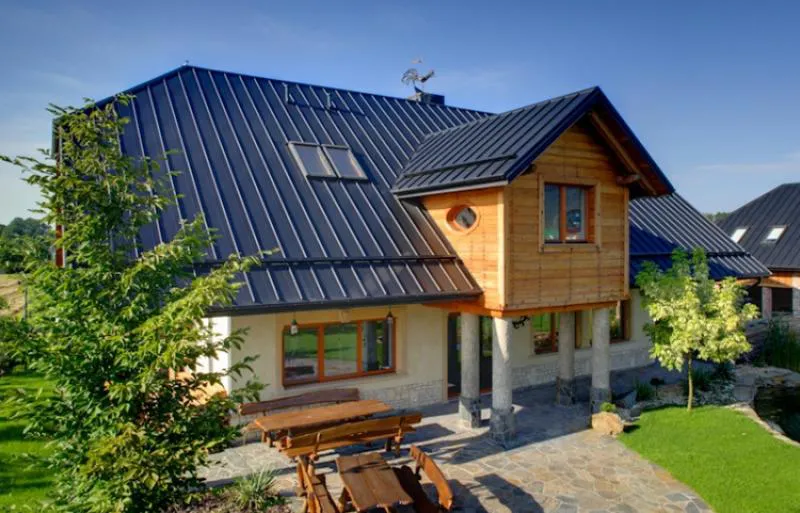 Wohnhaus mit einer Dacheindeckung aus Stehfalzblech FixClick 5T in Anthrazit. Wohnhaus mit einer Dacheindeckung aus Stehfalzblech FixClick 5T in Anthrazit.