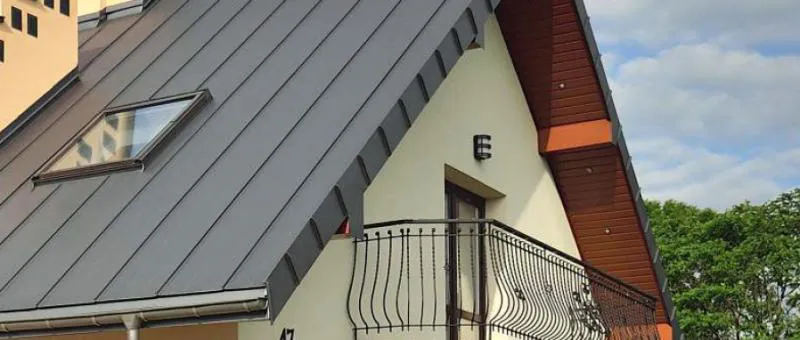 Wohnhaus mit Stehfalzblech FixClick 5T eingedeckt. Wohnhaus mit Stehfalzblech FixClick 5T eingedeckt.